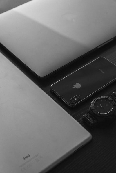银色苹果MacBook、银色iPad、太空灰色iPhoneX和黑色模拟手表